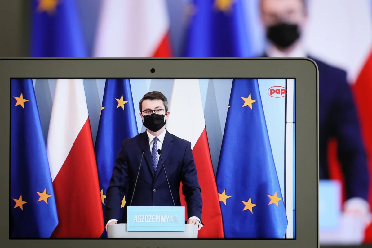 Wszystko jest zależne od sytuacji epidemicznej; w związku z tym twardego terminu w kwestii potencjalnego powrotu dzieci do szkół w tej chwili podawać nie możemy - podkreślił we wtorek rzecznik rządu Piotr Müller. Dodał też, że liczy na to, że jeżeli będziemy przestrzegać wszystkich obostrzeń, to wakacje w jakiejś formie będą mogły być możliwe