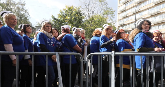 W środę pielęgniarki z Ogólnopolskiego Związku Zawodowego Pielęgniarek i Położnych będą protestować przed Ministerstwem Zdrowia. Domagają się podwyżek i wyższych nakładów na ochronę zdrowia, które są - według nich - niezbędne w czasie pandemii.