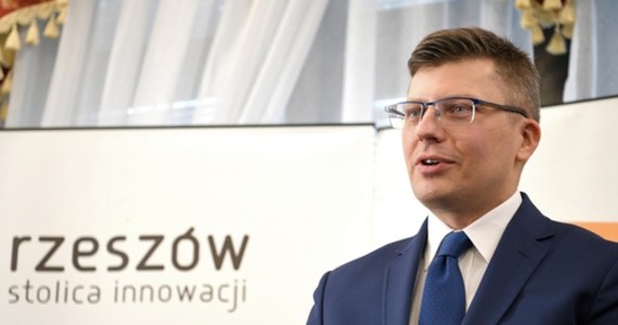 Policja chce ukarać wiceministra sprawiedliwości Marcina Warchoła za brak noszenia maseczki w miejscu publicznym - ustalili dziennikarze RMF FM. Funkcjonariusze z Rzeszowa przygotowali już wniosek o uchylenie mu immunitetu. Marcin Warchoł startuje w wyborach na prezydenta Rzeszowa.