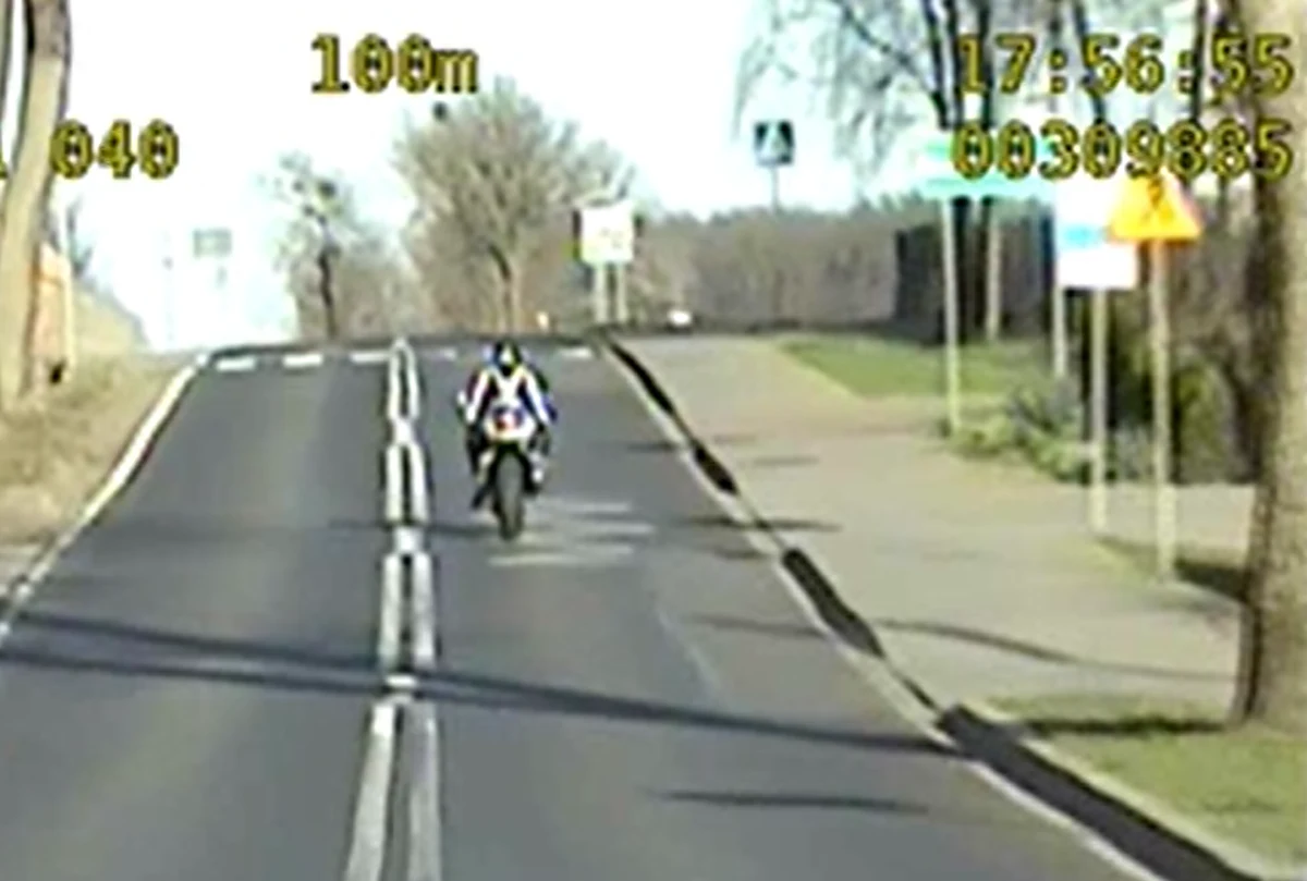 30-letni motocyklista pędził w terenie zabudowanym ponad 200 km/h. Nieodpowiedzialna jazda zakończyła się dla mężczyzny zatrzymaniem przez policjantów i utratą prawa jazdy na trzy miesiące. "Z dróg zrobił sobie tor wyścigowy" - powiedziała Ewa Kasińska z Komendy Powiatowej Policji w Śremie w województwie wielkopolskim.