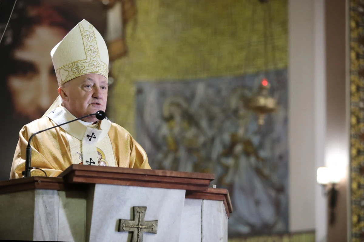 Archidiecezja Warszawska przekazała nowe informacje o stanie zdrowia kardynała Kazimierza Nycza, który trafił do szpitala po zasłabnięciu w trakcie mszy w Wielki Czwartek. Jak podano, hierarcha cały czas jest hospitalizowany, a badania wykazały, że doznał niewielkiego w stopniu udaru niedokrwiennego.