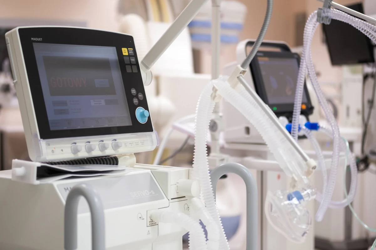 Ministerstwo Zdrowia przekazało komornikowi wniosek o wszczęcie postępowania egzekucyjnego dotyczącego respiratorów spółki E&K zajętych w lutym na lotnisku Okęcie oraz pieniędzy zamrożonych na kontach firmy - dowiedział się reporter RMF FM. Było to możliwe po decyzji sądu potwierdzającej prawomocnie wysokość długu E&K wobec resortu z tytułu niezrealizowania kontraktu na respiratory.