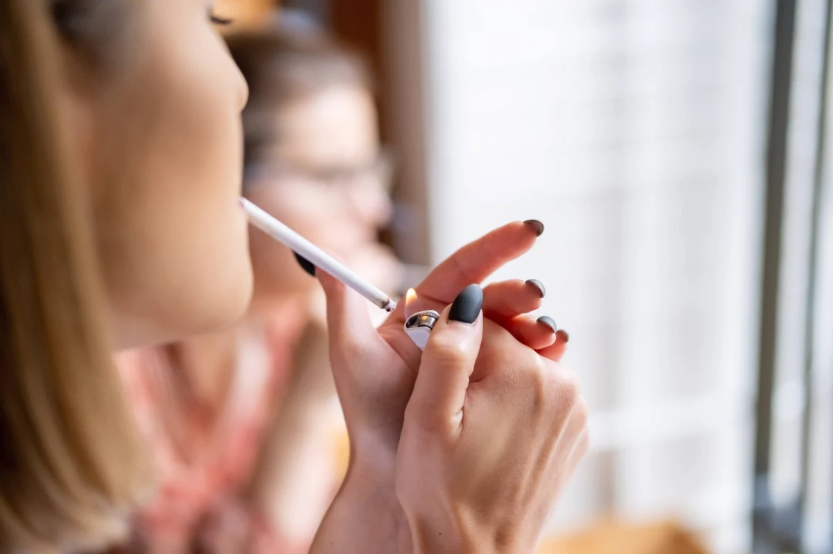 Dyskusja na ten temat powraca każdej wiosny. Mimo że balkon jest obszarem prywatnym, nie wszystko wolno na nim robić. Stołeczna radna i przewodnicząca komisji ochrony środowiska Renata Niewitecka postanowiła jeszcze raz zapytać warszawiaków - czy powinno się zakazać palenia na balkonie?