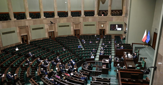 Gdyby PiS, Solidarna Polska i Porozumienie wystartowały w wyborach do Sejmu z osobnych list, wówczas szansę na wejście do Sejmu miałyby tylko dwie pierwsze partie - wynika z sondażu przeprowadzonego przez Centrum Badań Marketingowych Indicator, na który powołuje się "Polityka". 