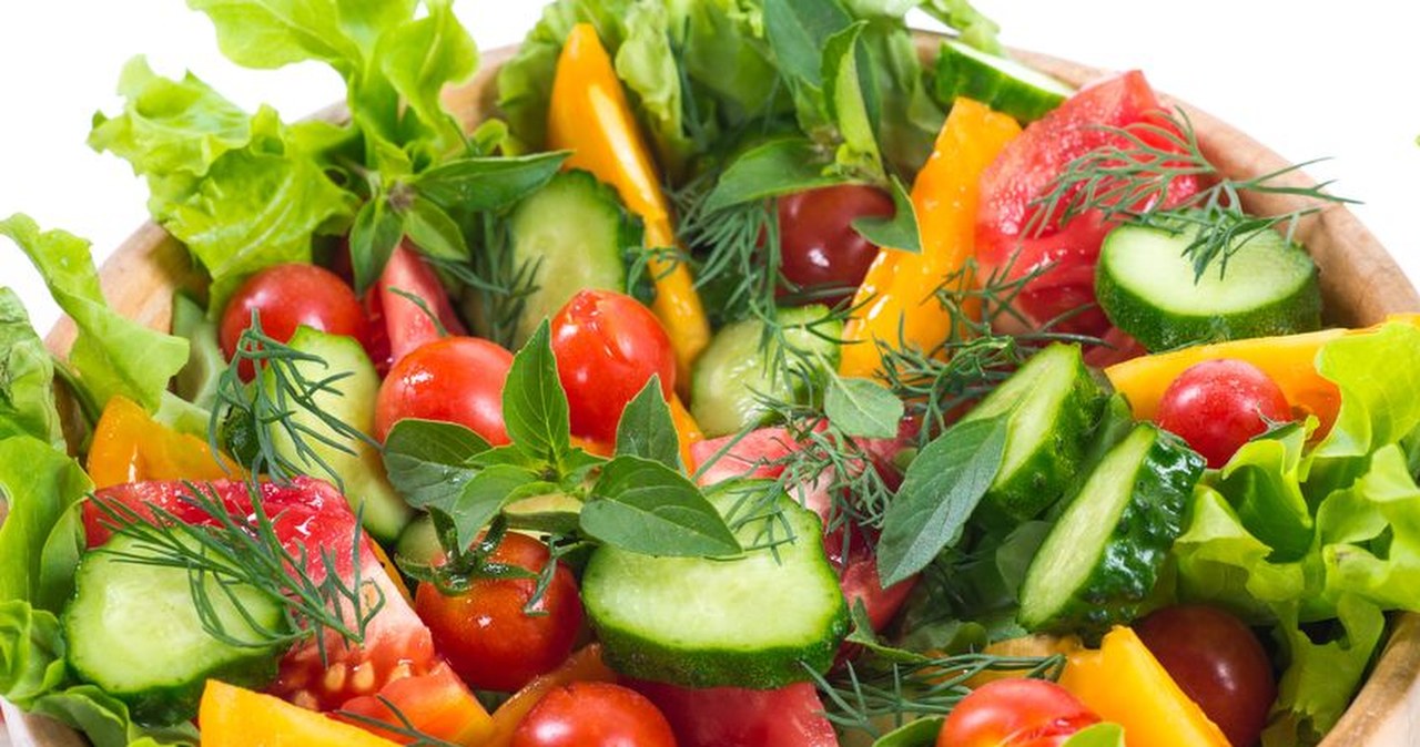 Sałatki z nowalijek to wiosenny hit. Trzy smaczne i proste przepisy