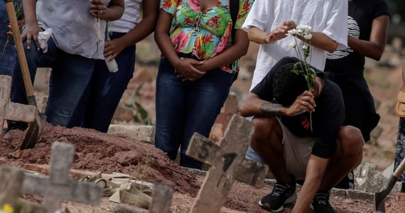 W Brazylii po raz kolejny zanotowano rekordowy dzienny przyrost zgonów, wywołanych koronawirusem. Ministerstwo zdrowia tego kraju poinformowało, że w ostatnich 24 godzinach zmarło 4195 osób. Tak wielu przypadków śmiertelnych w ciągu jednej doby nie było w Brazylii od początku pandemii.