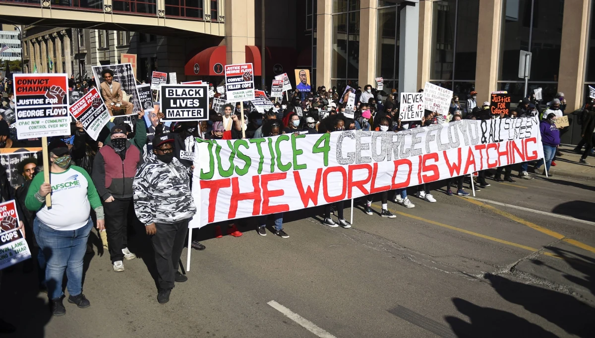 Podczas wtorkowej rozprawy w procesie o zabójstwo George'a Floyda przez funkcjonariusza z Minneapolis Dereka Chauvina zeznawał tamtejszy policyjny instruktor. Stwierdził on, że szkolenie nie przewidywało takich metod użycia siły, jak ucisk kolanem szyi zatrzymanego.