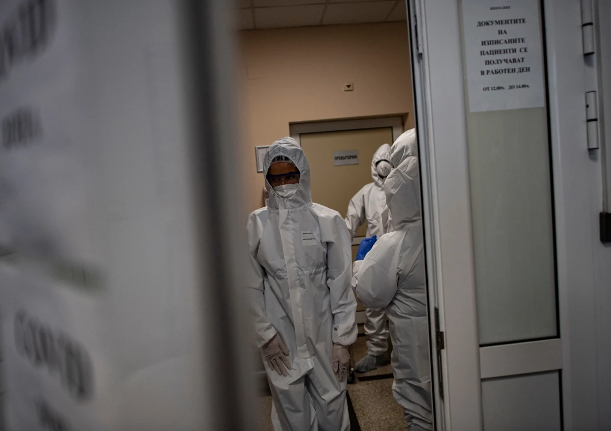 W kraju jest coraz więcej zajętych łóżek dla pacjentów z Covid-19, nadal jednak jest wolnych ponad 10,5 tys. łóżek, czyli 23,9 proc. i 930 respiratorów, czyli 21,9 proc. W Małopolsce, gdzie sytuacja jest trudna, niewykluczona jest relokacja pacjentów do innych województw. Ze względu na duże obciążenie śląskich placówek ochrony zdrowia od poprzedniego weekendu pacjenci z woj. śląskiego są przewożeni do szpitali w innych, przede wszystkim sąsiednich regionach.