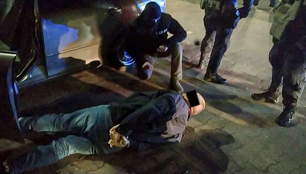 ​Trzy osoby usłyszały w Prokuraturze Okręgowej w Gorzowie Wielkopolskim zarzuty udziału w zorganizowanej grupie przestępczej i usiłowania wymuszenia rozbójniczego. Podejrzani mieli żądać od pokrzywdzonego spłaty kilkudziesięciu tysięcy złotych fikcyjnego długu pod groźbą m.in. porwania dziecka i spalenia domu.