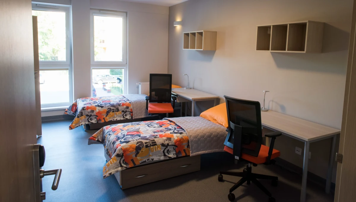 Od początku marca rosła liczba zakażonych studentów i doktorantów mieszkających w akademikach - wynika z monitoringu prowadzonego przez zespół Konferencji Rektorów Akademickich Szkół Polskich (KRASP). Najwięcej zakażeń stwierdzono w woj. kujawsko-pomorskim, mazowieckim i w pomorskim.