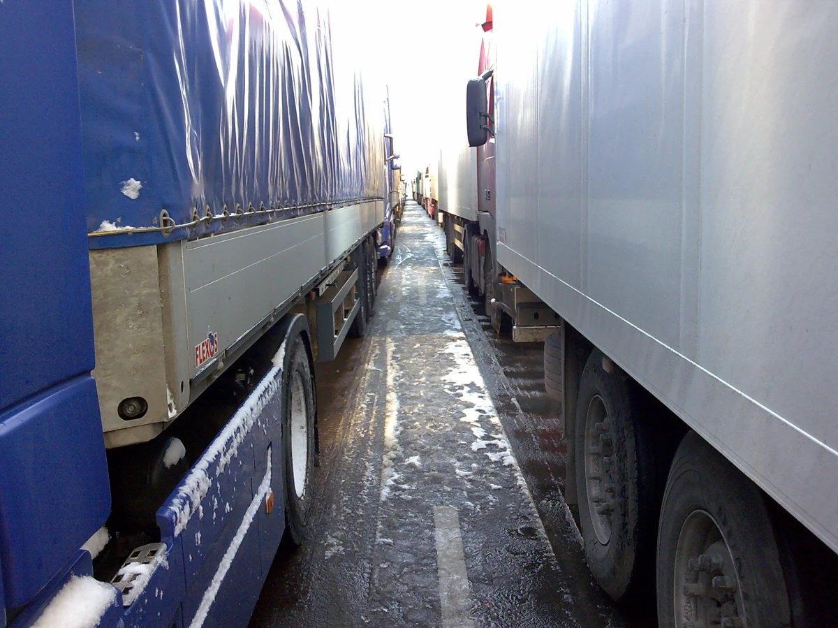 5 włamywaczy do tirów wpadło w zasadzkę, przygotowaną przez sieradzkich policjantów. Mieszkańcy Otwocka w wieku od 30 do 43 lat trafili do tymczasowego aresztu na 3 miesiące i będą odpowiadać za kradzieże z włamaniem oraz usiłowania włamań do samochodów ciężarowych na parkingach w powiecie sieradzkim i zgierskim w Łódzkiem.