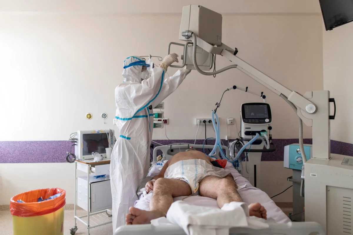 Do końca tygodnia w Krakowie zamknięte mają zostać niektóre placówki medyczne i szpitale oddziały, by ich personel przenieść na covidowe oddziały intensywnej terapii. Także w tym tygodniu może rozpocząć się relokacja pacjentów do innych województw. W Małopolsce zostało już tylko 7 wolnych respiratorów
