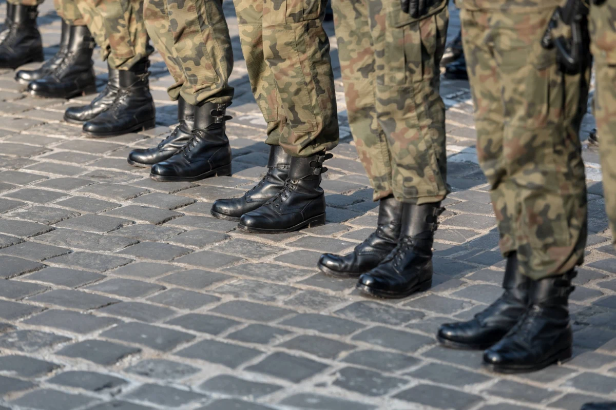 Dwóch żołnierzy 6. Batalionu Dowodzenia w Krakowie, w tym dowódca tej jednostki zostali zatrzymani pod zarzutem korupcji przy powoływaniu do zawodowej służby wojskowej. Dowódca ppłk Marcin M. został tymczasowo aresztowany na okres trzech miesięcy.