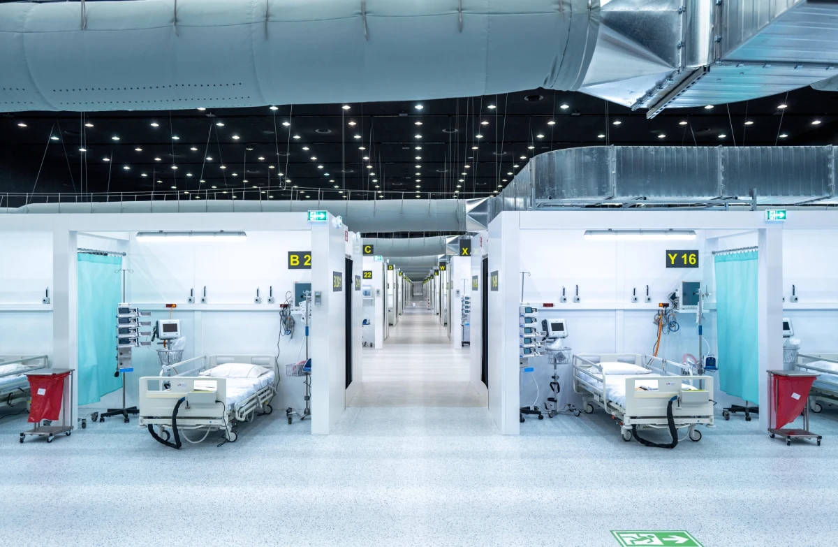 Ratownik górniczy wraz ze swoim znajomym wtargnął na teren szpitala tymczasowego w Katowicach. Obaj mężczyźni byli pijani i zachowywali się agresywnie. Personel, który ich zatrzymał, wezwał policję.