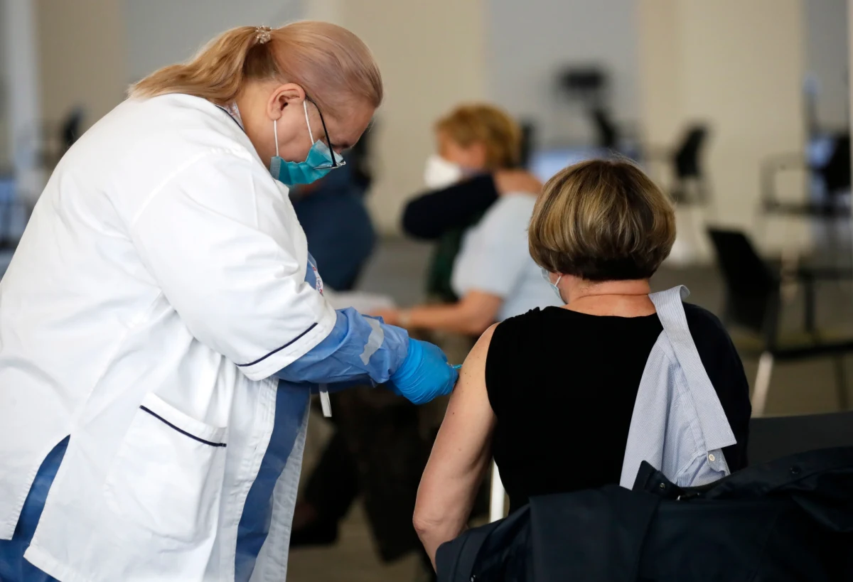 Lot samolotem sto razy bardziej grozi wystąpieniem zakrzepicy niż szczepionka AstraZeneca - stwierdził w środę włoski wirusolog Andrea Crisanti. Jego zdaniem szczepionka ta jest "jedną z najbezpieczniejszych na świecie".