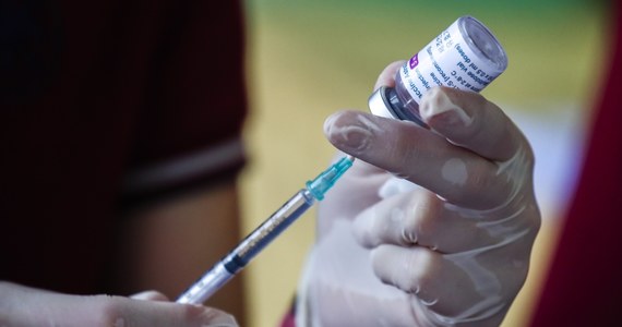Rząd wspólnoty autonomicznej Kastylii i Leonu, na północnym zachodzie Hiszpanii, wstrzymał w środę szczepienia przeciwko koronawirusowi preparatem AstraZeneca. Regionalne władze uzasadniły swoją decyzję wątpliwościami co do bezpieczeństwa tej szczepionki dla zdrowia pacjentów.