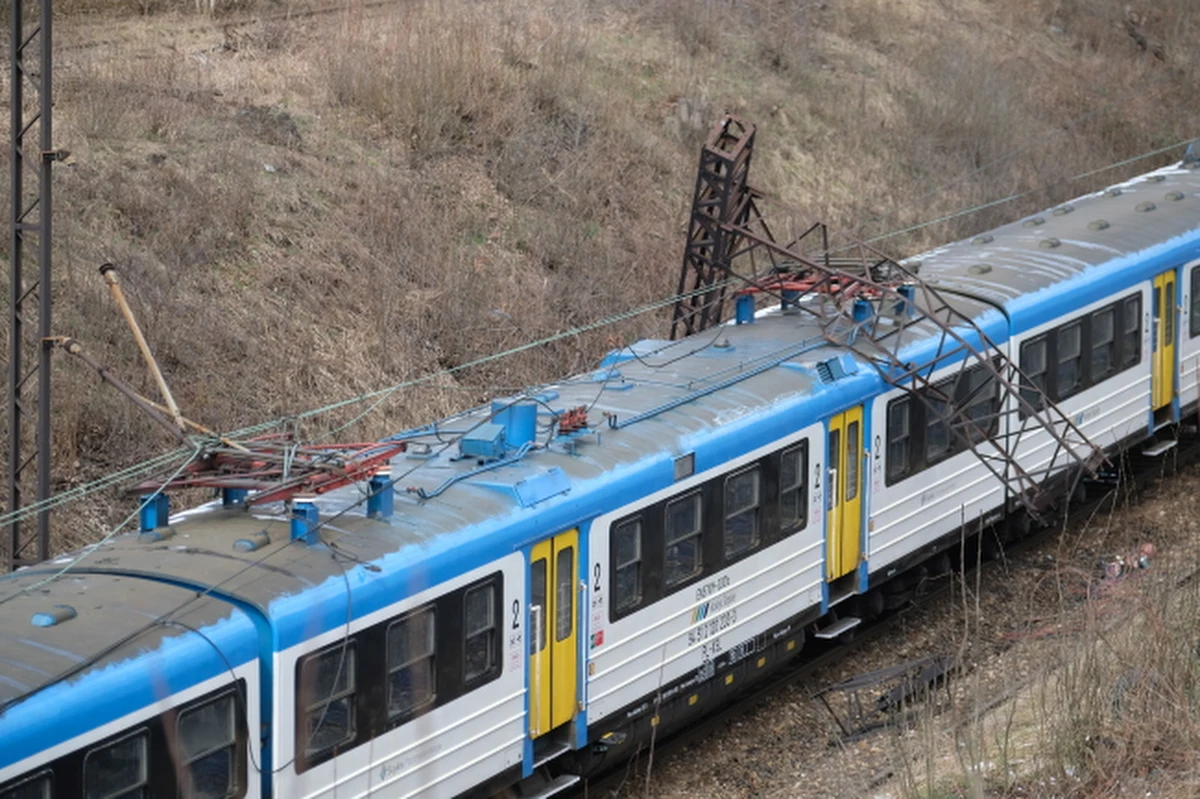 Dopiero w sobote rano służby techniczne PKP Polskich Linii Kolejowych zamierzają przywrócić ruch pociągów na szlaku Chorzów Stary – Chorzów Miasto. Wtedy zakończone zostaną prace, które  trzeba było wykonać po poniedziałkowym wypadku. Na czoło pociągu pasażerskiego relacji Tarnowskie Góry - Katowice przewrócił się słup trakcji kolejowej.