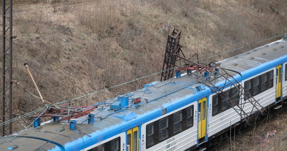 Dopiero w sobote rano służby techniczne PKP Polskich Linii Kolejowych zamierzają przywrócić ruch pociągów na szlaku Chorzów Stary – Chorzów Miasto. Wtedy zakończone zostaną prace, które  trzeba było wykonać po poniedziałkowym wypadku. Na czoło pociągu pasażerskiego relacji Tarnowskie Góry - Katowice przewrócił się słup trakcji kolejowej.