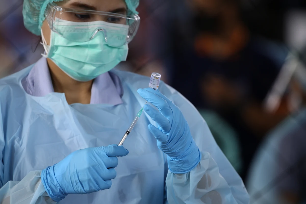 1866 rozmrożonych dawek szczepionki firmy Pfizer – taką dostawę otrzymał krakowski szpital im. Żeromskiego. Preparat trzeba wykorzystać do soboty. Jak zapewnia rzecznik placówki, Anna Górska „wczoraj było trochę paniki, ale stanęliśmy na głowie i żadna szczepionka nie zostanie zmarnowana”.