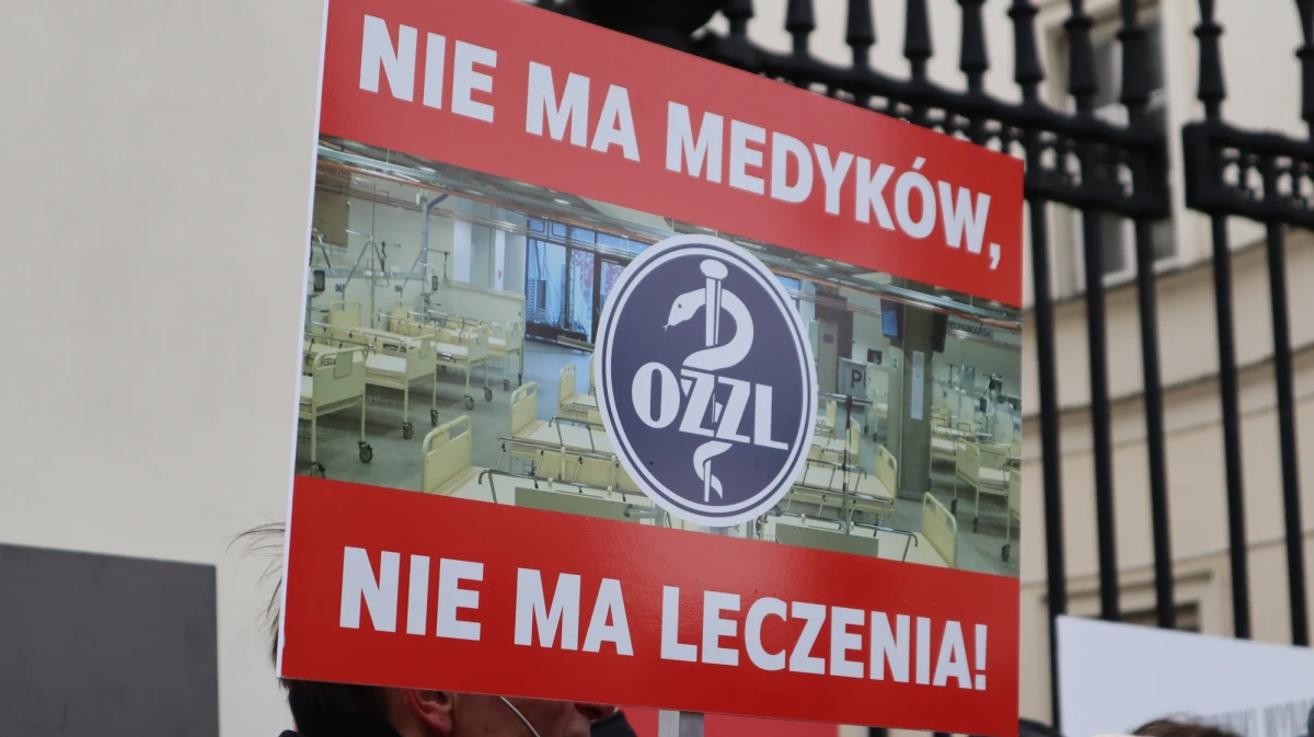 Pielęgniarki, fizjoterapeuci, położne, diagności laboratoryjni i farmaceuci dziś - w Światowym Dniu Zdrowia - postanowili przypomnieć o sobie ministrowi Adamowi Niedzielskiemu. "Mamy dość obniżenia naszego statusu zawodowego" - mówili pracownicy medyczni tuż pod oknami resortu zdrowia w Warszawie.