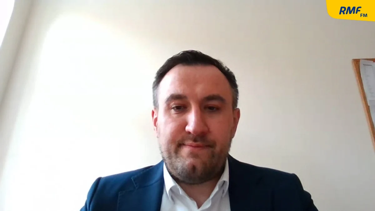 Tomasz Augustyniak - zdymisjonowany w styczniu szef pomorskiego sanepidu - przerywa milczenie i potwierdza, że za jego odwołaniem z funkcji Państwowego Pomorskiego Wojewódzkiego Inspektora Sanitarnego stał Piotr Müller, rzecznik rządu, zarazem poseł ze Słupska. Przypomnijmy: Augustyniak odwołany został nagle, pół roku po powołaniu na drugą kadencję, bez podania merytorycznych powodów. 