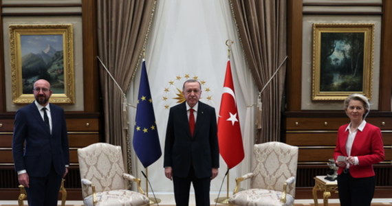 Przewodnicząca Komisji Europejskiej Ursula von der Leyen była zaskoczona, gdy podczas wizyty w Ankarze szef Rady Europejskiej Charles Michel usiadł na jedynym dostępnym krześle obok prezydenta Turcji Recepa Tayyipa Erdogana, a ona musiała usiąść na sofie - przekazał rzecznik KE Eric Mamer.