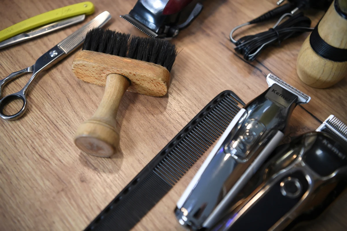 Beauty Razem, grupa wsparcia 50 tys. przedsiębiorców i specjalistów branży beauty, krytycznie odnosi się do decyzji rządu o przedłużeniu obostrzeń do 18 kwietnia, co oznacza dalsze zamknięcie m.in. salonów kosmetycznych i fryzjerskich. "Lockdown najbezpieczniejszej branży usługowej jest absurdem. Rząd zamiast przyznać się do błędu, brnie w ten absurd jeszcze głębiej" – przekazał PAP jej założyciel, Michał Łenczyński.