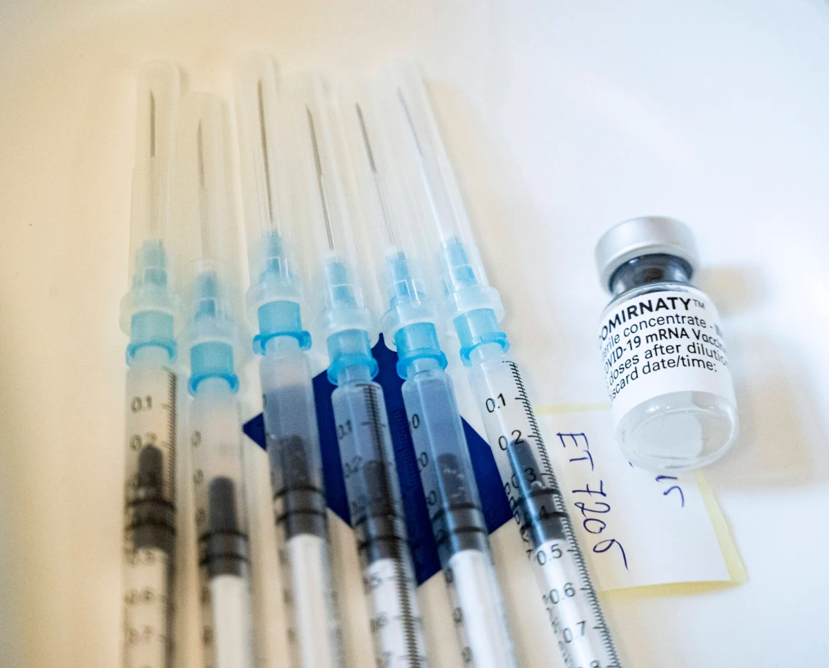 Ruszyła pierwsza fabryka szczepionek przeciwko koronawirusowi firmy Pfizer/BioNTech we Francji. Ma to przyspieszyć dostawy preparatu do krajów Unii Europejskiej.