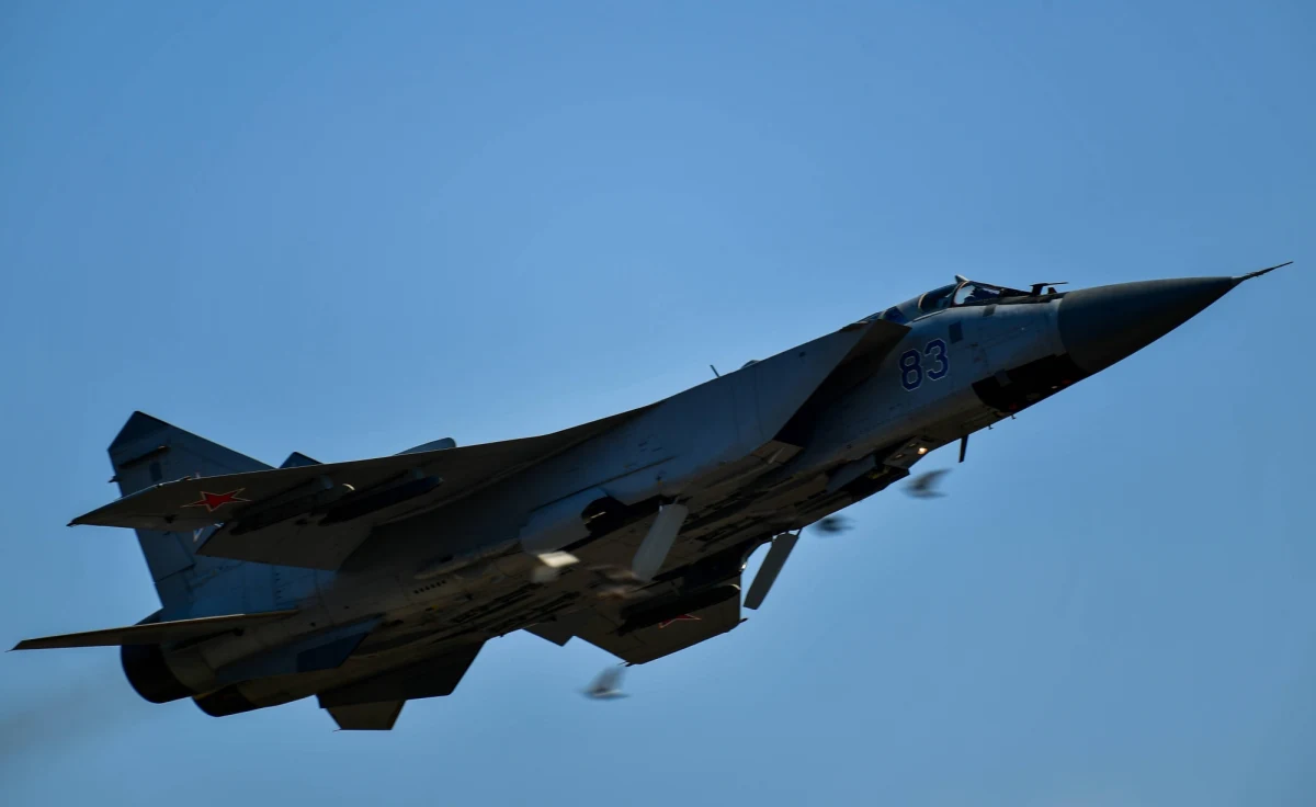 Siły zbrojne Rosji przeprowadziły w Arktyce pierwsze ćwiczenia z zakresu przechwytywania broni naddźwiękowej - poinformował w środę dziennik "Izwiestija". W ćwiczeniach uczestniczyły ciężkie myśliwce przechwytujące MiG-31BM, które Rosja rozmieszcza w Arktyce.