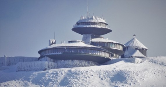 Na Śnieżce -8 stopni Celsjusza, ale przez wiatr temperatura odczuwalna to nawet -23 stopnie. Pogoda jest dynamiczna. Jak to w kwietniu, opady śniegu przeplatają się ze słońcem. Wybierając się na wycieczkę w góry w najbliższych dwóch dniach, trzeba być gotowym na dosyć trudne warunki.