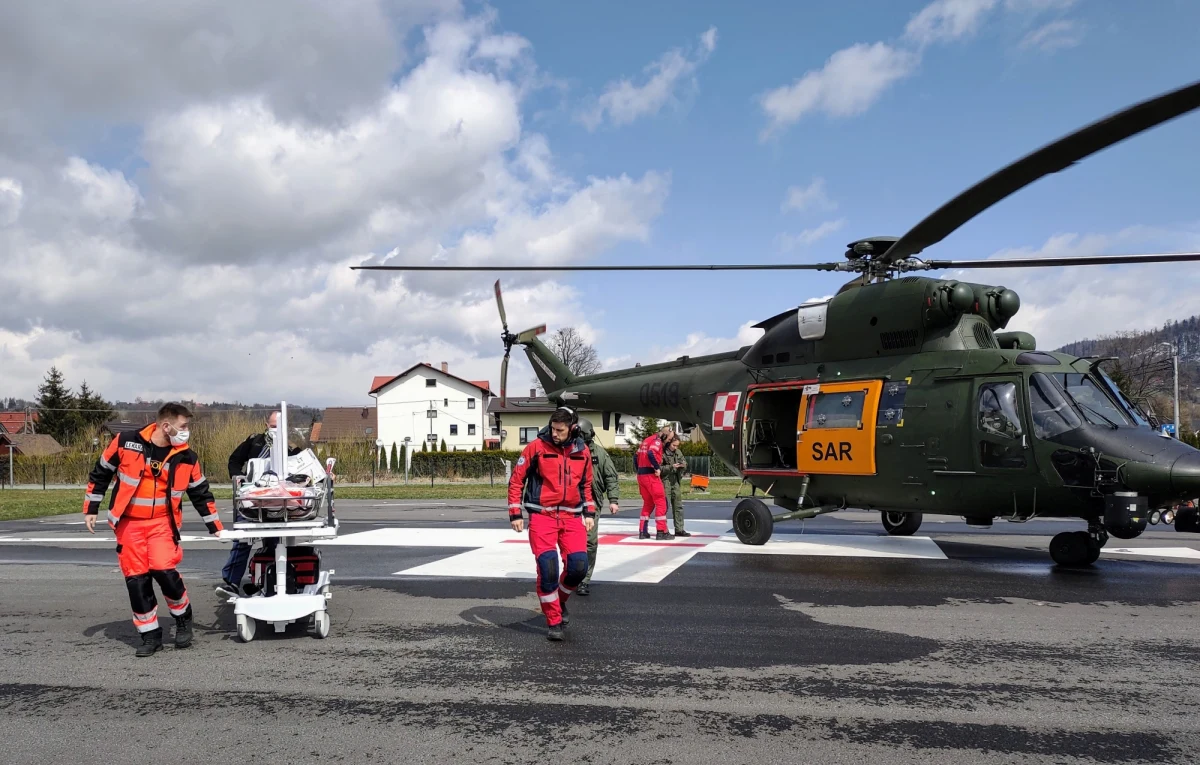 Wojskowy śmigłowiec przetransportował chorą na Covid-19 kobietę ze szpitala w Żywcu do Centralnego Szpitala Klinicznego Uniwersytetu Medycznego w Łodzi. 43-letnia pacjentka została podłączona do ECMO – urządzenia, które zastępuje funkcję uszkodzonych płuc. 