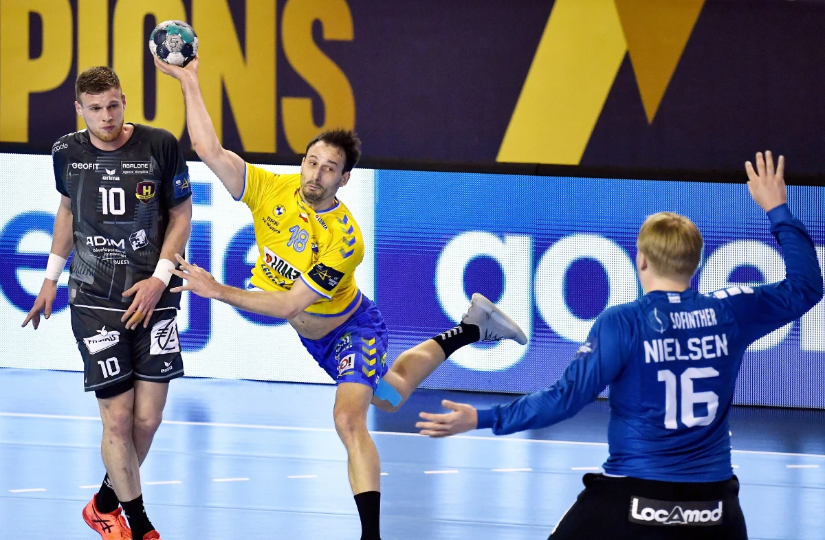 Piłkarze ręczni Łomży Vive Kielce przegrali we własnej hali z francuskim HBC Nantes 31:34 (13:15) rewanżowy mecz 1/8 finału Ligi Mistrzów i odpadli z rozgrywek. Pierwsze spotkanie wygrali na wyjeździe jedną bramką (25:24).