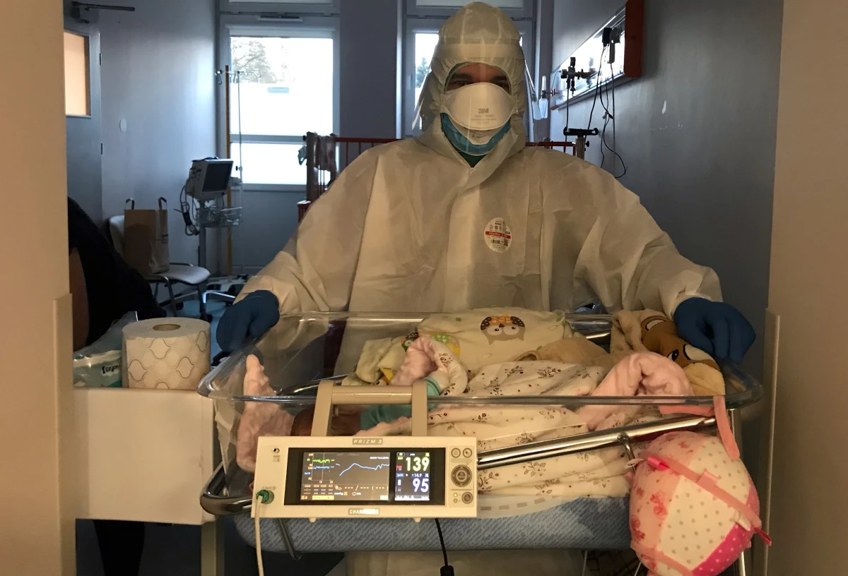 "Jednym z najbardziej poruszających obrazów była rozmowa chorej na Covid matki z dziećmi przez internetowy komunikator wideo. Kobieta z trudem usiłowała złapać oddech, by powiedzieć dzieciom, że je kocha. Ta bezradność była przerażająca" – mówi naszej dziennikarce Magdalenie Wojtoń Krystian Stopka, wolontariusz z Fundacji Akuratna. Jest jednym z tych, którzy odpowiedzieli na apel ordynator oddziału dziecięcego Szpitala im. Stefana Żeromskiego w Krakowie. Zgłosił się do pomocy dzieciom, których rodzice tak ciężko przechodzą Covid- 19, że nie mogą być z nimi w sali. 