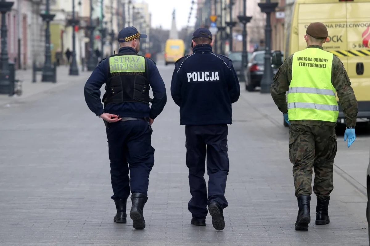 Wojsko dołącza do kontrolowania tego, czy firmy przestrzegają ograniczeń koronawirusowych - ustalili dziennikarze RMF FM. Żołnierze razem z policjantami i inspektorami sanepidu pojawiają się w kolejnych firmach i pomagają we wręczaniu mandatów.