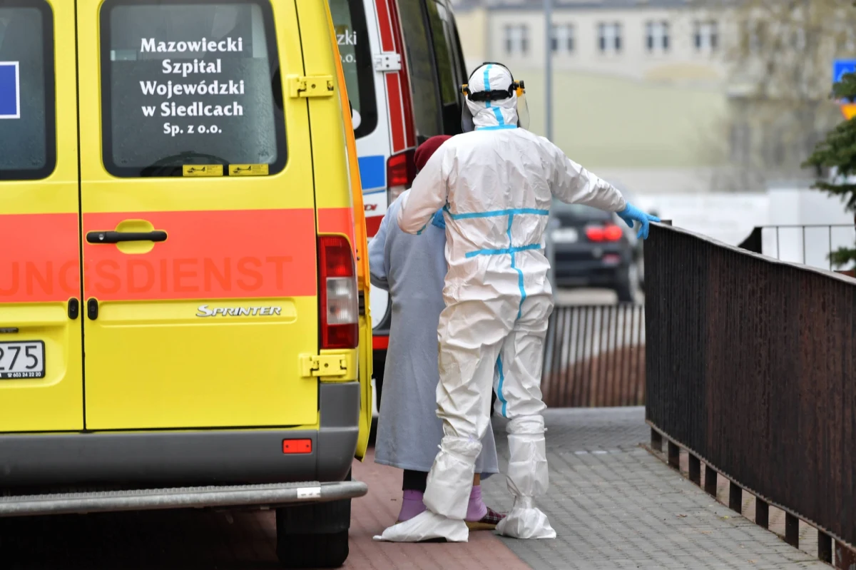 Na dzisiejszy tragiczny wynik dotyczący 954 zgonów składa się m.in. zaraportowanie zgonów z okresu świątecznego - od Wielkiego Piątku aż do świątecznego poniedziałku – powiedział w czwartek rzecznik resortu zdrowia Wojciech Andrusiewicz. MZ zaraportował w czwartek największą liczbę zgonów od początku pandemii w Polsce
