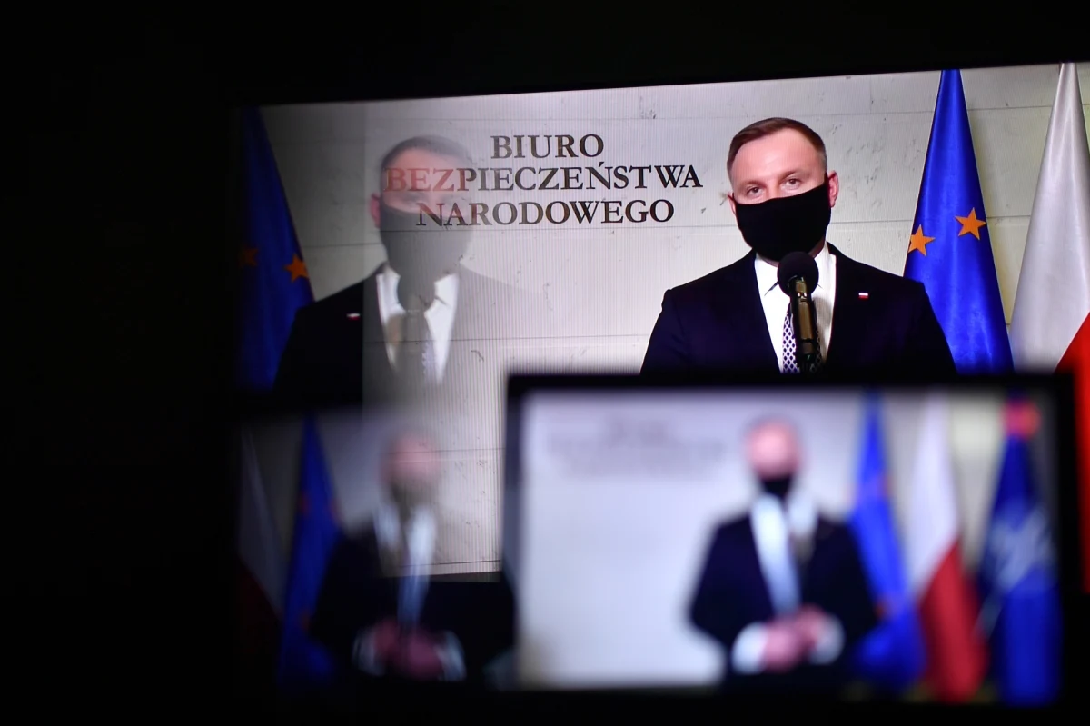 Prezydent Andrzej Duda na piątek zwołał Radę Gabinetową ws. strategii walki z Covid-19. W Polsce zdiagnozowano ostatniej doby 27 887 nowych przypadków zakażenia koronawirusem. Zmarło 954 chorych - najwięcej od początku pandemii – poinformowało w czwartek Ministerstwo Zdrowia.