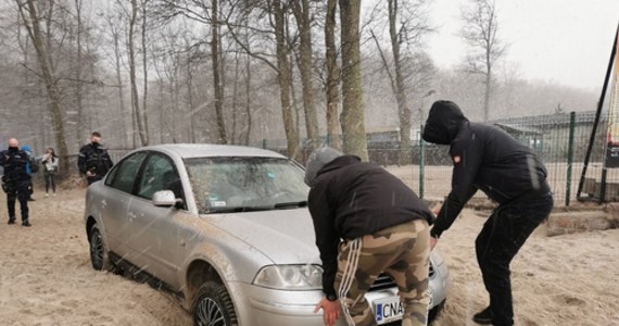 Prokuratorskie zarzuty usłyszał mężczyzna, który w Wielkanocny Poniedziałek wjechał autem na plażę w Kołobrzegu i zakopał się w piachu. Jak się okazało, nad morze wybrał się nie swoim autem, bez wiedzy właścicielki pojazdu, która swój samochód rozpoznała… na zdjęciach w internecie i zawiadomiła policję. 