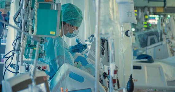 Lekarze szpitala uniwersyteckiego w Kioto przeszczepili ciężko chorej na Covid-19 kobiecie części płuc pobrane od jej żyjącego męża i syna. To pierwszy taki zabieg na świecie od początku pandemii – podkreśla japoński tygodnik „Nikkei Asian Review”.