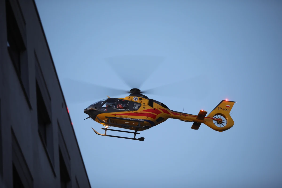 Śmigłowce Lotniczego Pogotowia Ratunkowego wylatywały w marcu ponad 1100 razy. Maszyny wykonały prawie dwa razy więcej misji, niż w lutym. Rekordy wyjazdów notują też tradycyjne "naziemne" ambulanse. Co jest tego powodem? 
