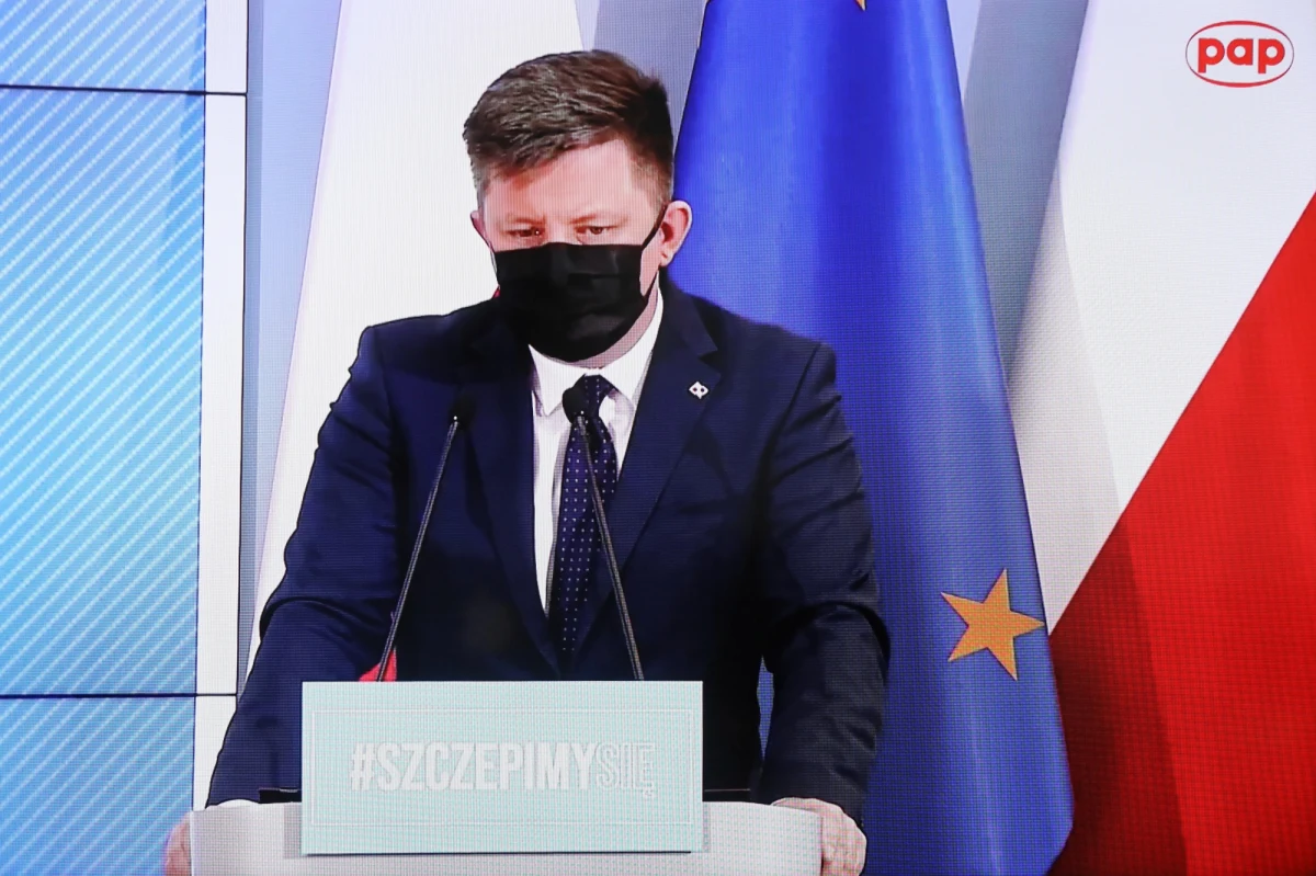 "15 kwietnia uruchomimy pilotaż punktów drive-thru, 20 kwietnia - punktów szczepień powszechnych, 23 kwietnia - szczepień prowadzonych przez indywidualnych ratowników i pielęgniarki, w maju - w aptekach, a na przełomie maja i czerwca - w zakładach pracy" - powiedział szef KPRM Michał Dworczyk.