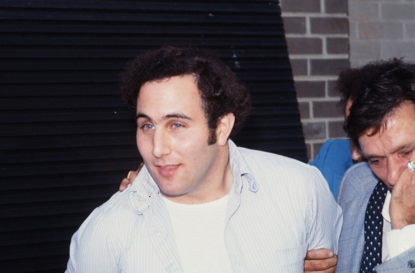 David Berkowitz, znany bardziej jako "Syn Sama", to jeden z najsłynniejszych seryjnych morderców w historii. Przyznał się do zabicia sześciorga ludzi, za co skazano go na sześciokrotne dożywocie. Nowy serial dokumentalny Netfliksa opowie historię Berkowitza, a także postara się odnaleźć odpowiedź na pytanie o to, czy morderca naprawdę działał w pojedynkę.