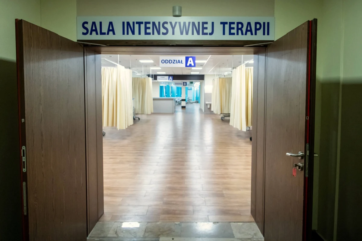 U trójki chorych na Covid-19, hospitalizowanych w szpitalu tymczasowym w Ciechocinku, badania potwierdziły również zakażenie groźną bakterią New Delhi. Zmarła starsza kobieta – rzecznik prasowy wojewody kujawsko-pomorskiego podkreśla jednak, że główną przyczyną jej śmierci był ciężki przebieg Covid-19. Przyjęcia do placówki są nadal wstrzymane.