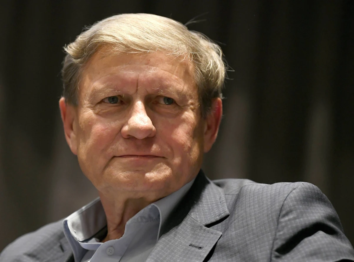 Zarząd Krajowy Młodej Lewicy RP przeprasza za wpis na Facebooku, w którym Leszek Balcerowicz został porównany do Josefa Mengelego. "Jako Młoda Lewica przepraszamy za opublikowane treści. Porównywanie postaci Leszka Balcerowicza do zbrodniarza wojennego nie powinno mieć nigdy miejsca" - napisano w oświadczeniu.