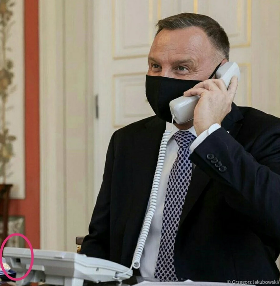 Prezydent Andrzej Duda i byli premierzy Marek Belka oraz Donald Tusk wymieniają się wpisami po tym, jak media obiegła informacja, jakoby prezydent rozmawiał z królem Jordanii przez niepodłączony telefon.
