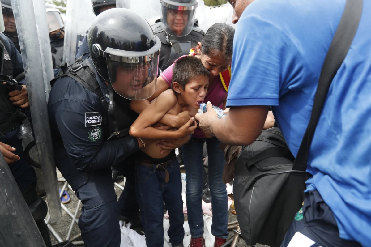 Amerykańskie służby graniczne zatrzymały w marcu rekordową liczbę 18 890 dzieci samodzielnie przekraczających granicę z Meksykiem - podała agencja CBP. Napływ niepełnoletnich imigrantów doprowadził do przeciążenia tymczasowych ośrodków dla nieletnich.
