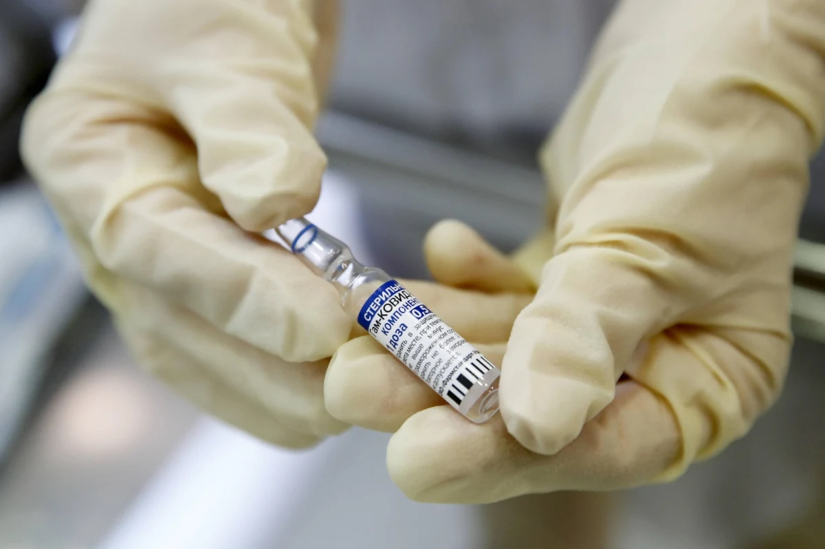 Rosja żąda od Słowacji zwrotu dostarczonych już szczepionek. To kolejny epizod w serialu polityczno-medycznym, którego poprzednie odcinki przyniosły m.in. dymisję słowackiego premiera. Niezatwierdzoną w UE szczepionkę chciałyby kupić tymczasem Niemcy, a na Węgrzech Sputnik V przyczynił się do tego, że rząd postanowił znieść obostrzenia. 