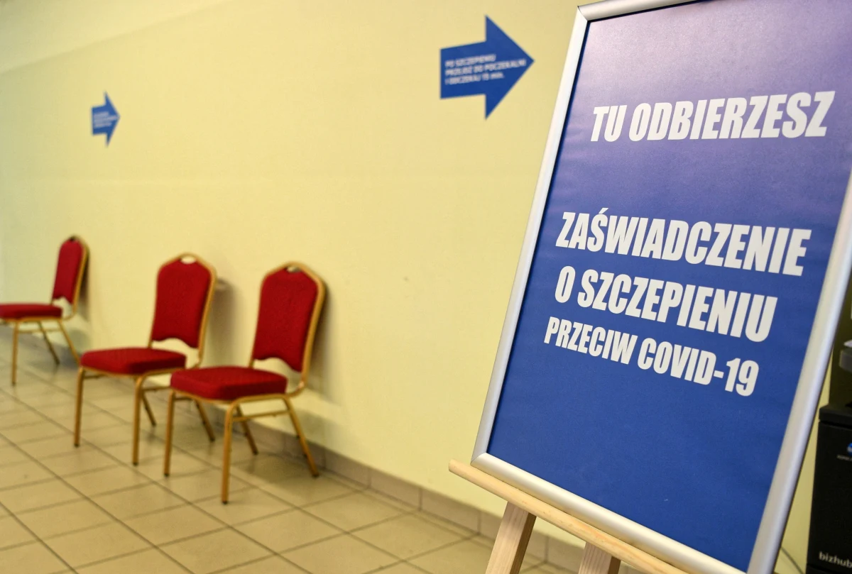 Koronawirus mutuje, trudno też powiedzieć, jak długo utrzymuje się ochrona po zaszczepieniu przeciwko Covid-19. Dlatego być może trzeba będzie powtórnie szczepić - powiedział w TVP Info wiceminister zdrowia Waldemar Kraska.