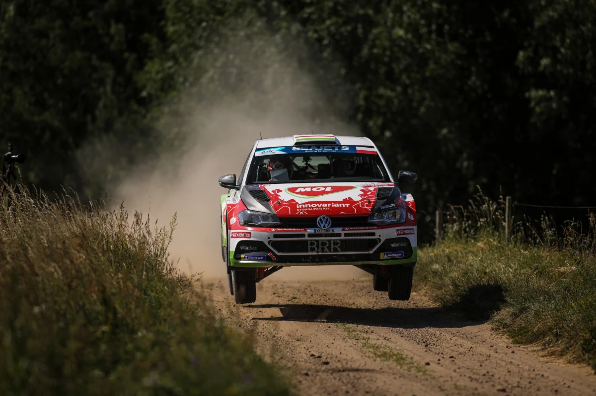 Sześć samochodów wyruszyło 23 lipca 1921 roku z Warszawy na liczącą blisko 576 kilometrów trasę do Białowieży i z powrotem do stolicy Rzeczpospolitej. Zwycięzcą został Tadeusz Heyne, jeden z pionierów polskiej motoryzacji, który zasiadał za kierownicą samochodu marki Dodge. Tak rozpoczęła się historia Rajdu Polski, który w tym roku obchodzi jubileusz stulecia. Sponsorem tytularnym 77. edycji drugiego, najstarszego rajdu na świecie został PKN Orlen.