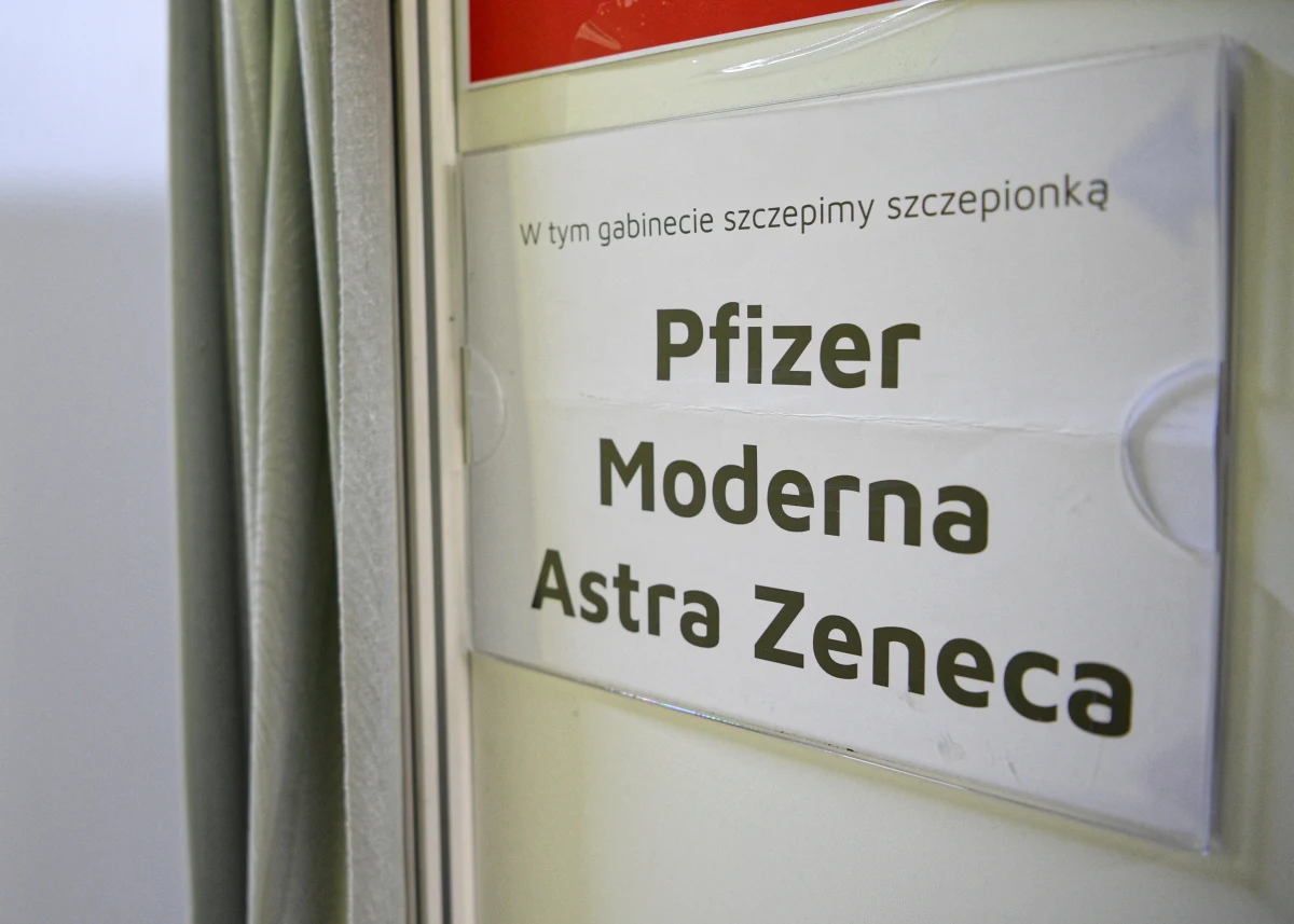 Co piąty farmaceuta w Polsce, czyli ponad pięć tysięcy osób, chce kwalifikować i szczepić pacjentów przeciwko koronawirusowi - wynika z danych Naczelnej Rady Aptekarskiej. Rząd zapowiada, że szczepienia w aptekach - na razie pilotażowo - ruszą w maju. Trwają szkolenia farmaceutów i przedstawicieli innych zawodów, którzy będą mogli kwalifikować i podawać preparat. 