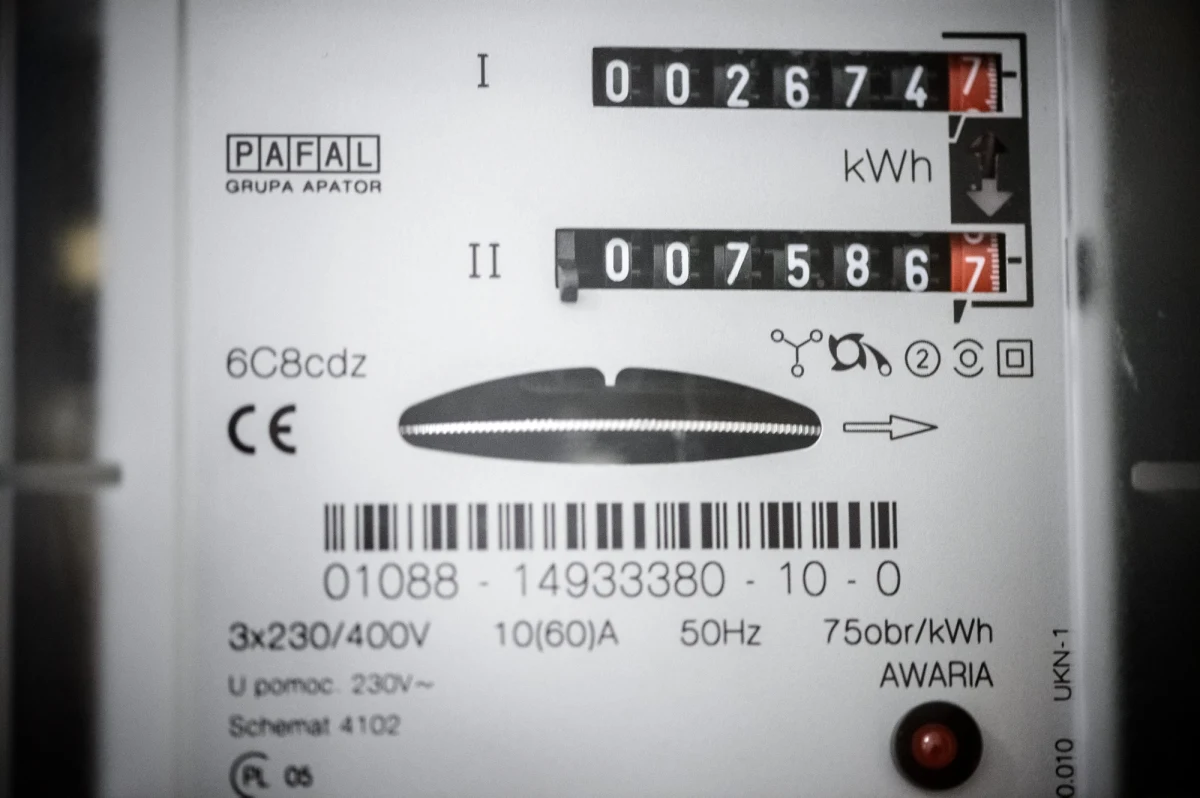 "Musiałam kłamać. Oszukiwać. Nie mogłam powiedzieć wprost klientom, co robię i po co to robię. Nikt by ze mną nic nie podpisał, gdybym mówiła prawdę" - mówi RMF FM jedna z przedstawicielek handlowych, która w imieniu spółki Energa-Obrót, podpisywała aneksy do umów z klientami energetycznego koncernu. RMF FM ujawnia kulisy akcji sprzedażowej prowadzonej w formie door2door w imieniu Energi-Obrót przez jedną z firm.